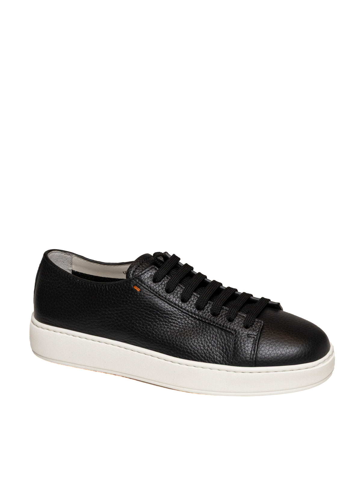 Sneaker in pelle martellata nera Santoni vista da tre quarti con allacciatura