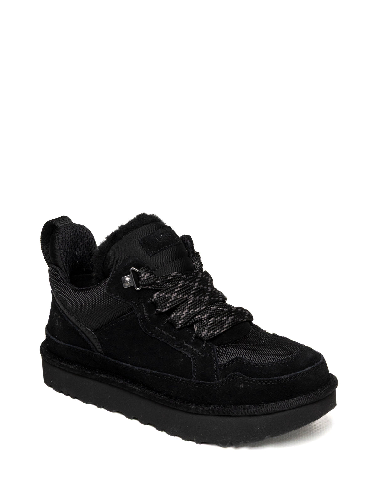 Sneaker Lowmel UGG in camoscio nero vista tre quarti con allacciatura frontale