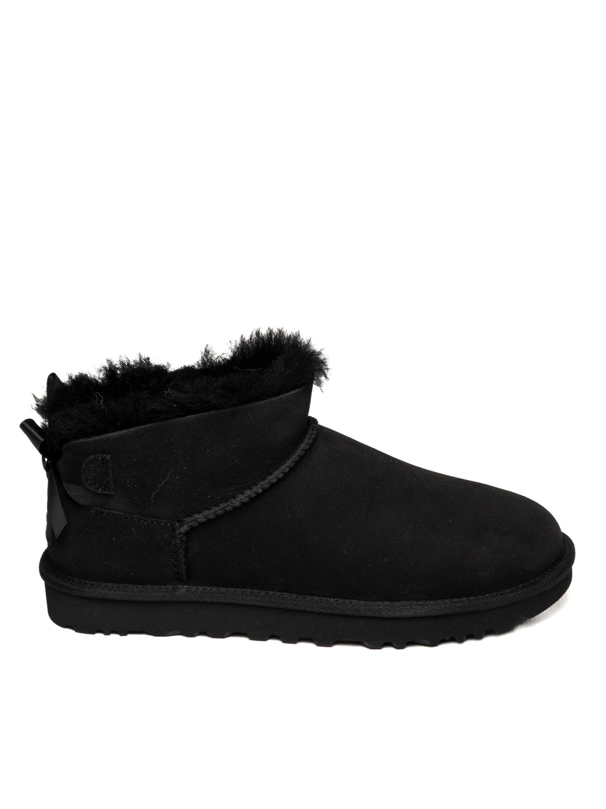 Stivaletto Ultra Mini in camoscio nero UGG vista profilata con fiocco in raso