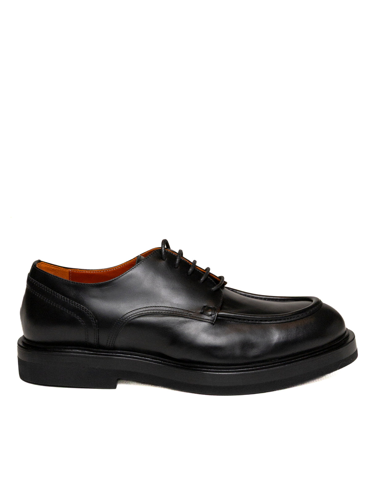 Derby apron toe in pelle nera Gennaro Russo, vista laterale di profilo.