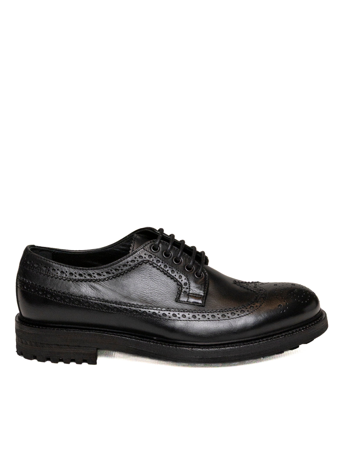 Profilo esterno di derby brogue in pelle nera Jerold Wilton con suola cararmato.