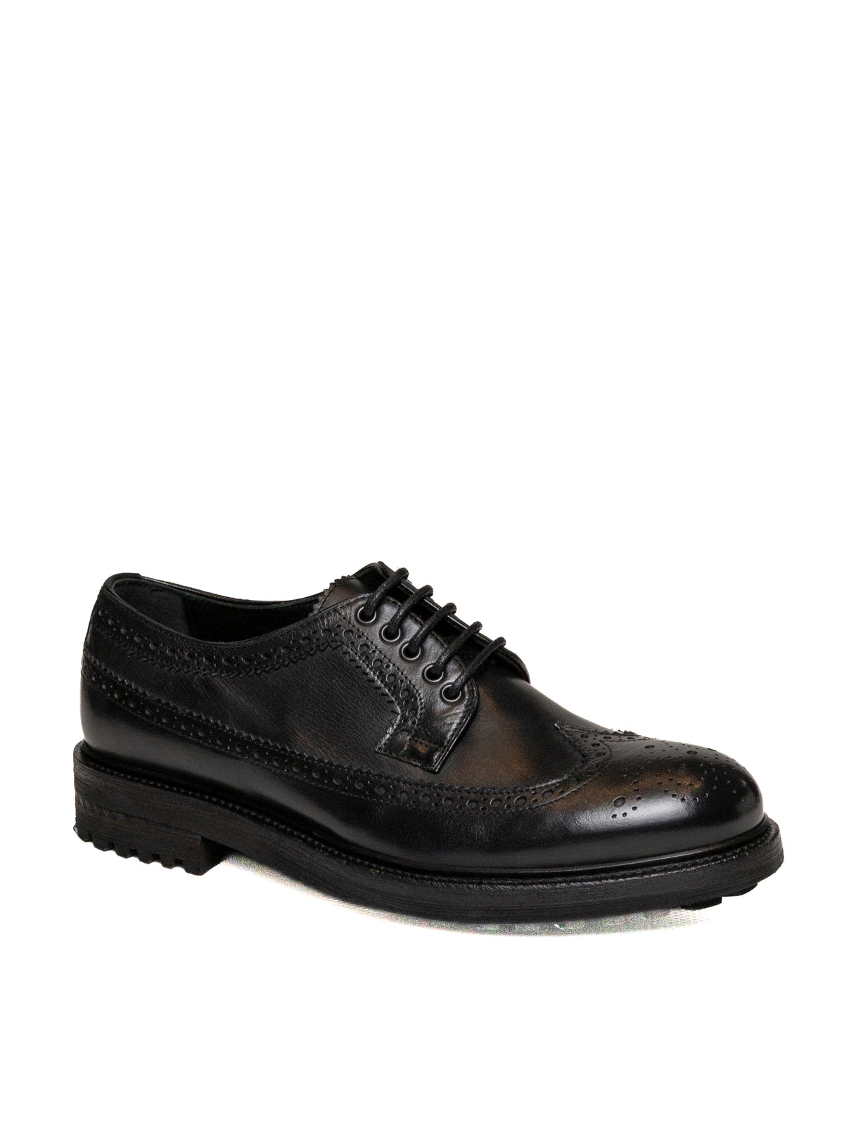 Vista tre quarti di derby brogue in pelle nera Jerold Wilton con punta traforata.