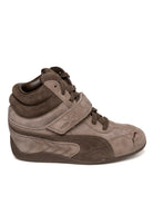 Sneaker alta in camoscio taupe e marrone Puma con zeppa interna vista di profilo