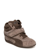 Sneaker alta in camoscio taupe Puma con allacciatura, fascia e punta arrotondata vista frontale