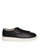 Sneaker bassa in pelle martellata nera Santoni vista di profilo con suola panna