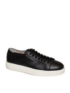 Sneaker in pelle martellata nera Santoni vista da tre quarti con allacciatura