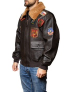 Giacca aviatore in pelle marrone Top Gun vista di tre quarti con manica e tasca.