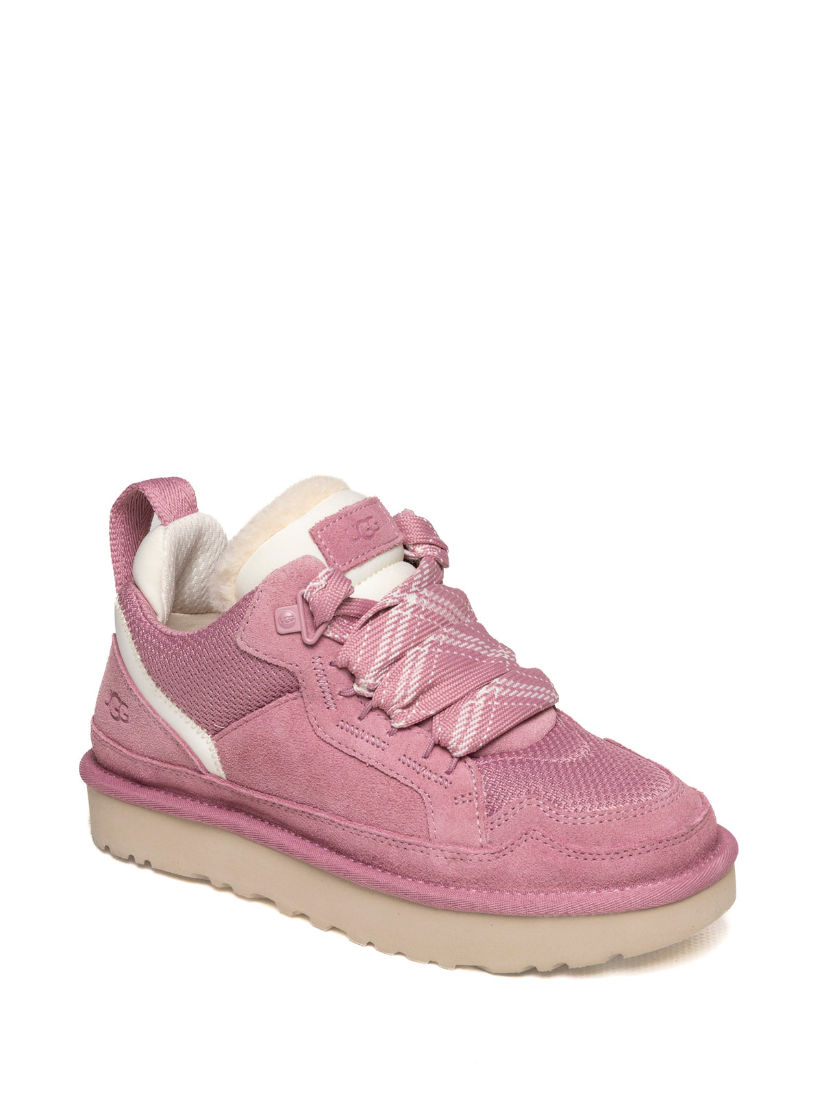 Sneaker Lowmel UGG rosa vista a tre quarti anteriore con lacci bicolore e linguetta