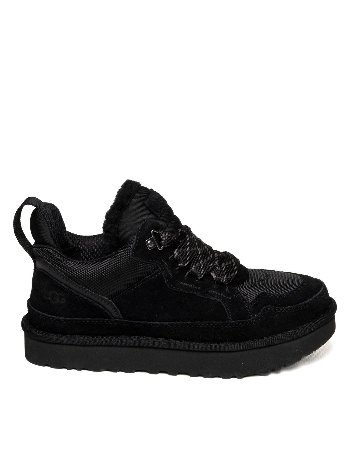 Sneaker-boot Lowmel UGG in camoscio nero vista di profilo con suola dentellata