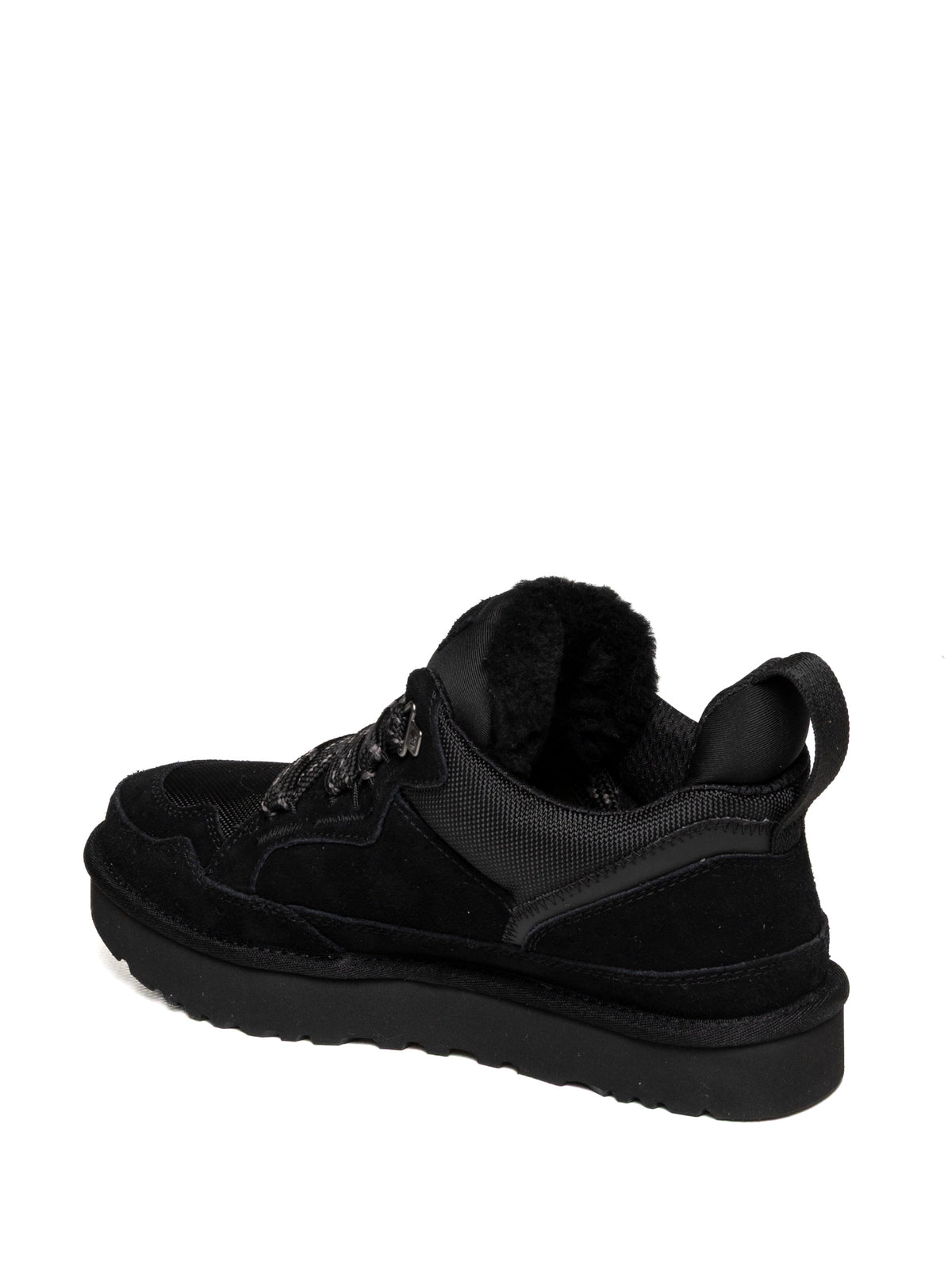 Sneaker Lowmel UGG in camoscio nero vista posteriore con tirante in nastro