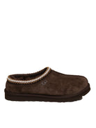 Sabot in camoscio moro UGG con vista laterale del logo impresso e bordo intrecciato
